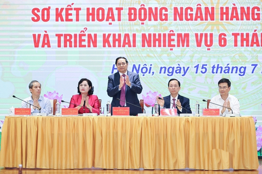 Thủ tướng dự Hội nghị sơ kết hoạt động ng&acirc;n h&agrave;ng 6 th&aacute;ng đầu năm - Ảnh 2.