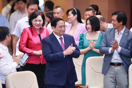 Thủ tướng dự Hội nghị sơ kết hoạt động ngân hàng 6 tháng đầu năm