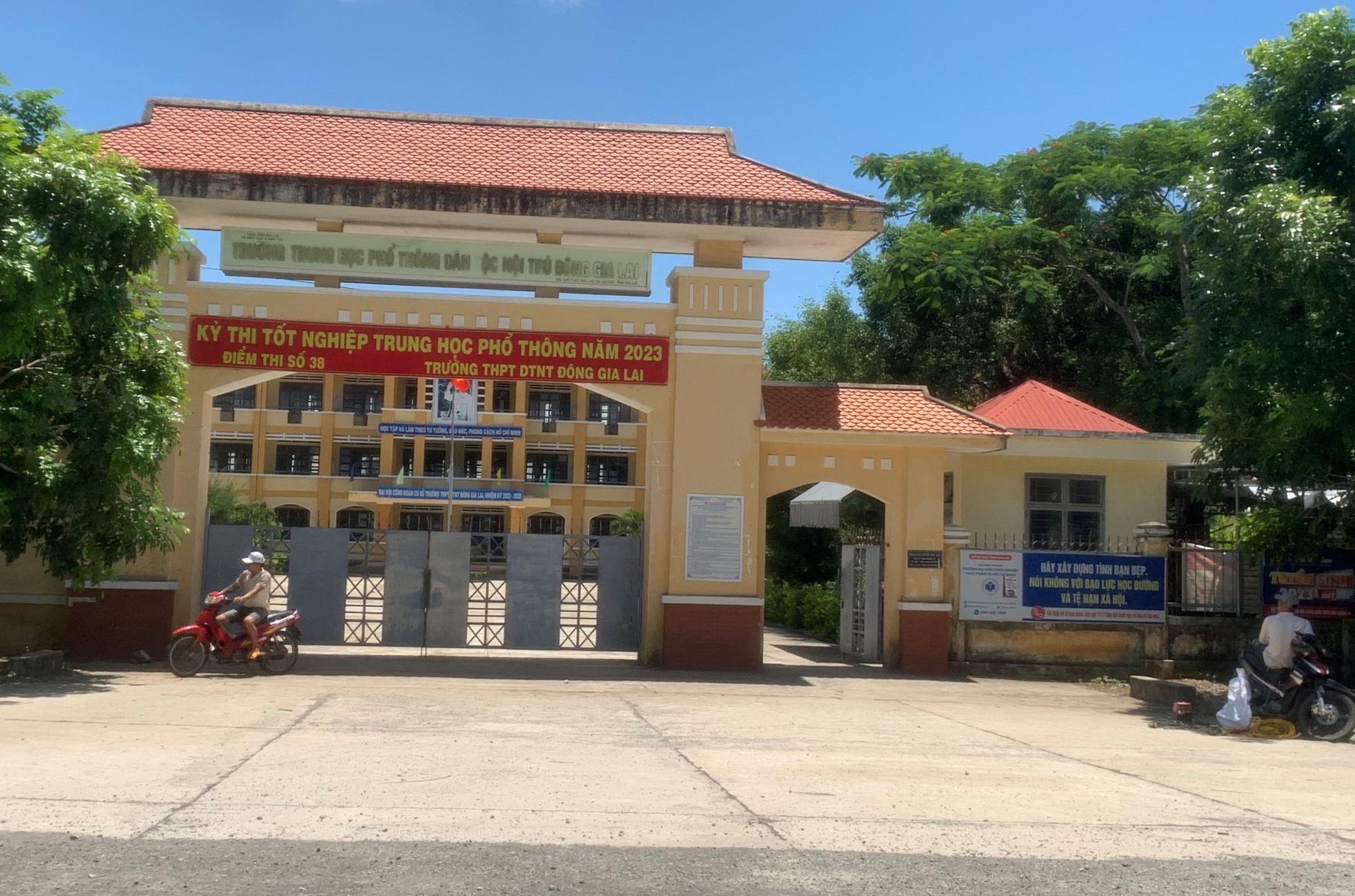 Vì sao hiệu trưởng trường THPT Dân tộc nội trú bị giáo viên tố?