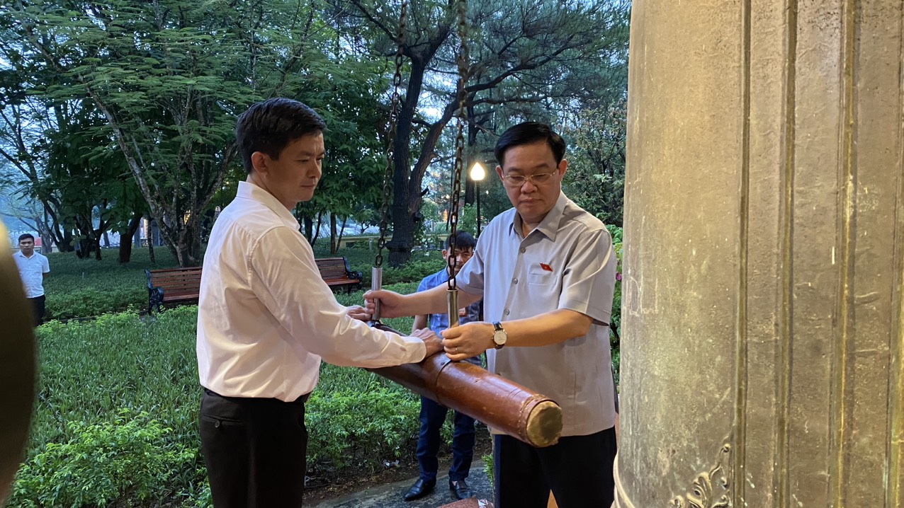 Chủ tịch Quốc hội tri ân các anh hùng liệt sĩ tại Quảng Trị