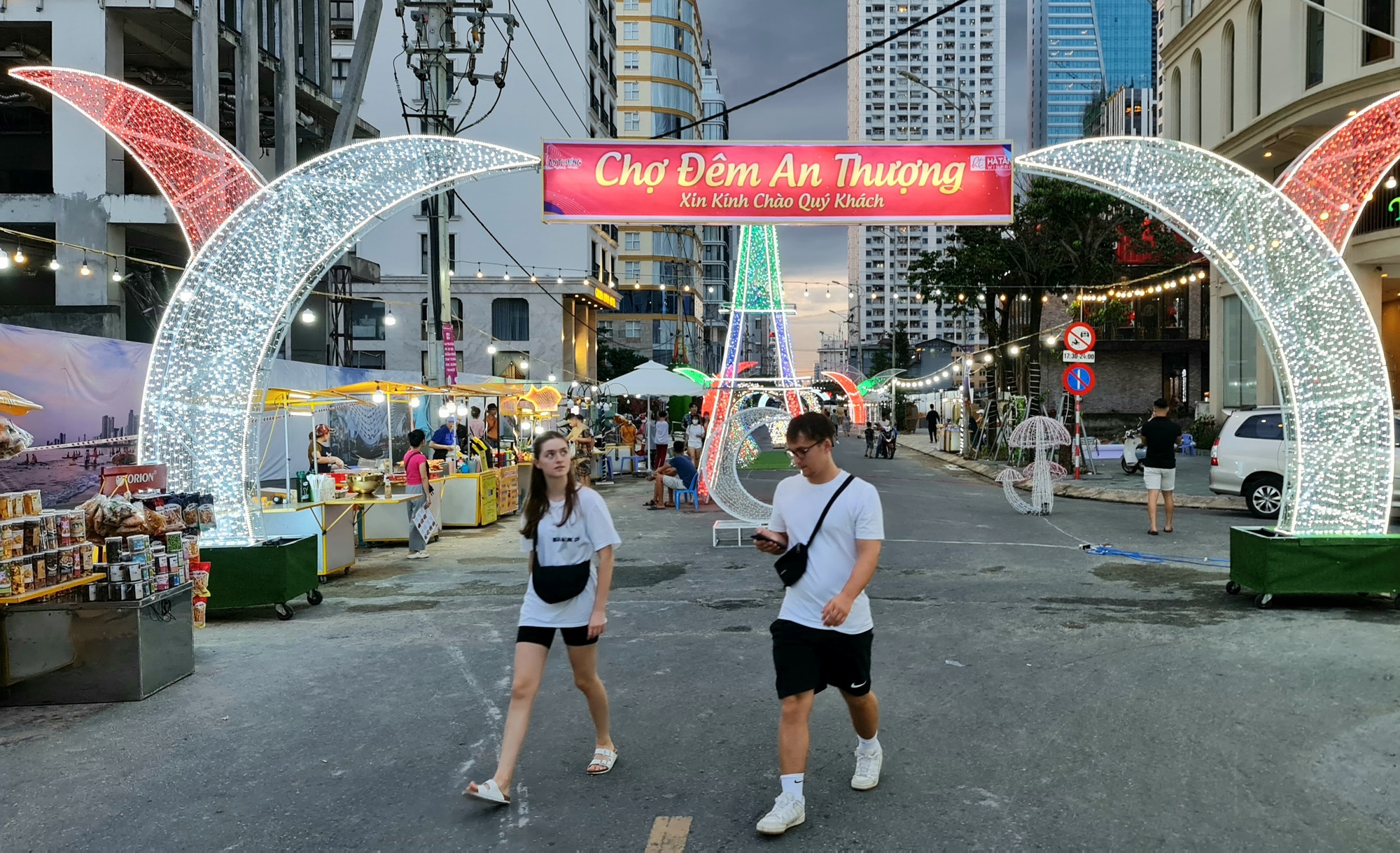“Phố Tây” Đà Nẵng khai trương sản phẩm mới, mở cửa chợ đêm - Ảnh 1.