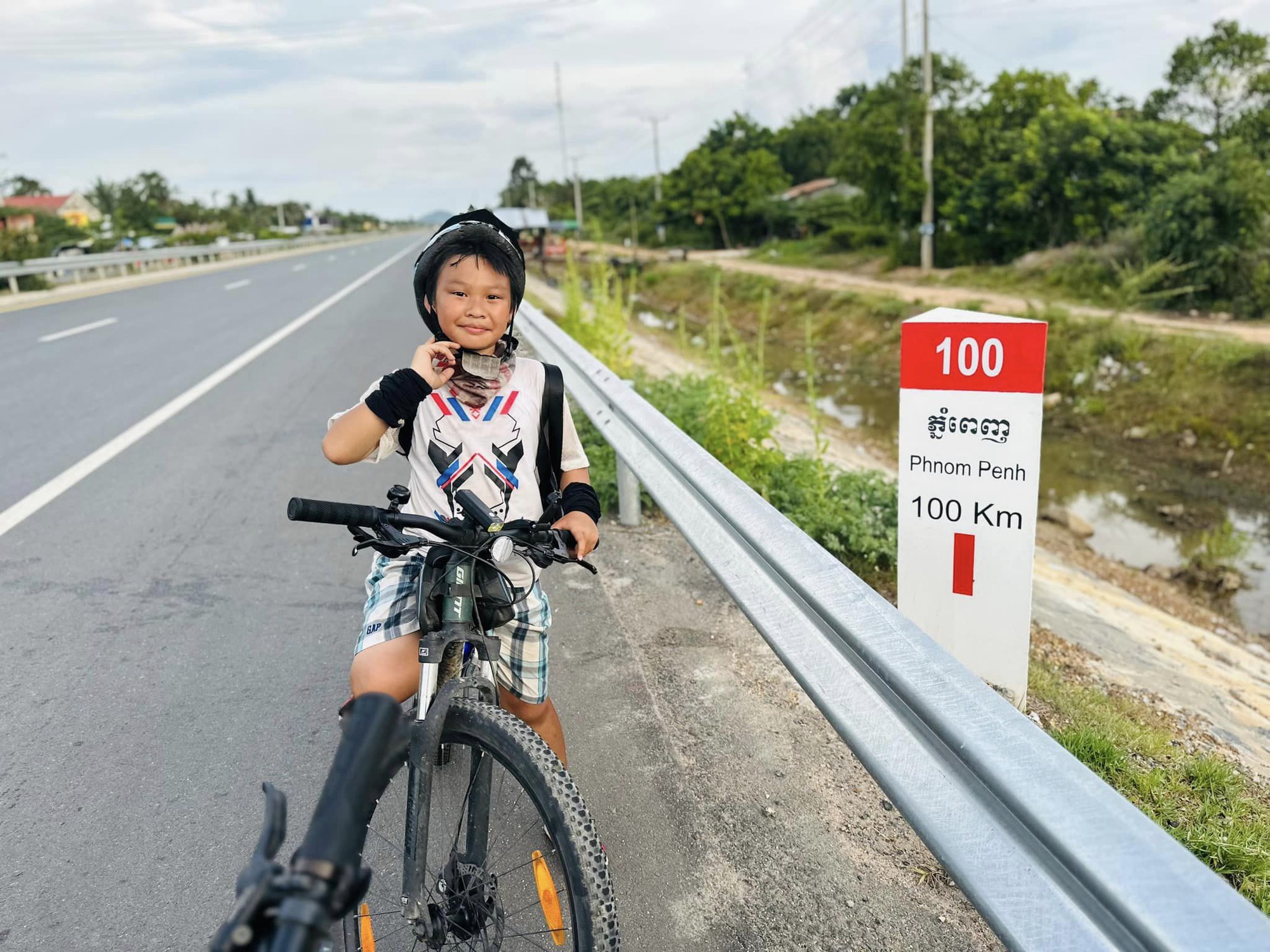 Cậu bé 10 tuổi ở Lạng Sơn đạp xe khám phá 4 quốc gia