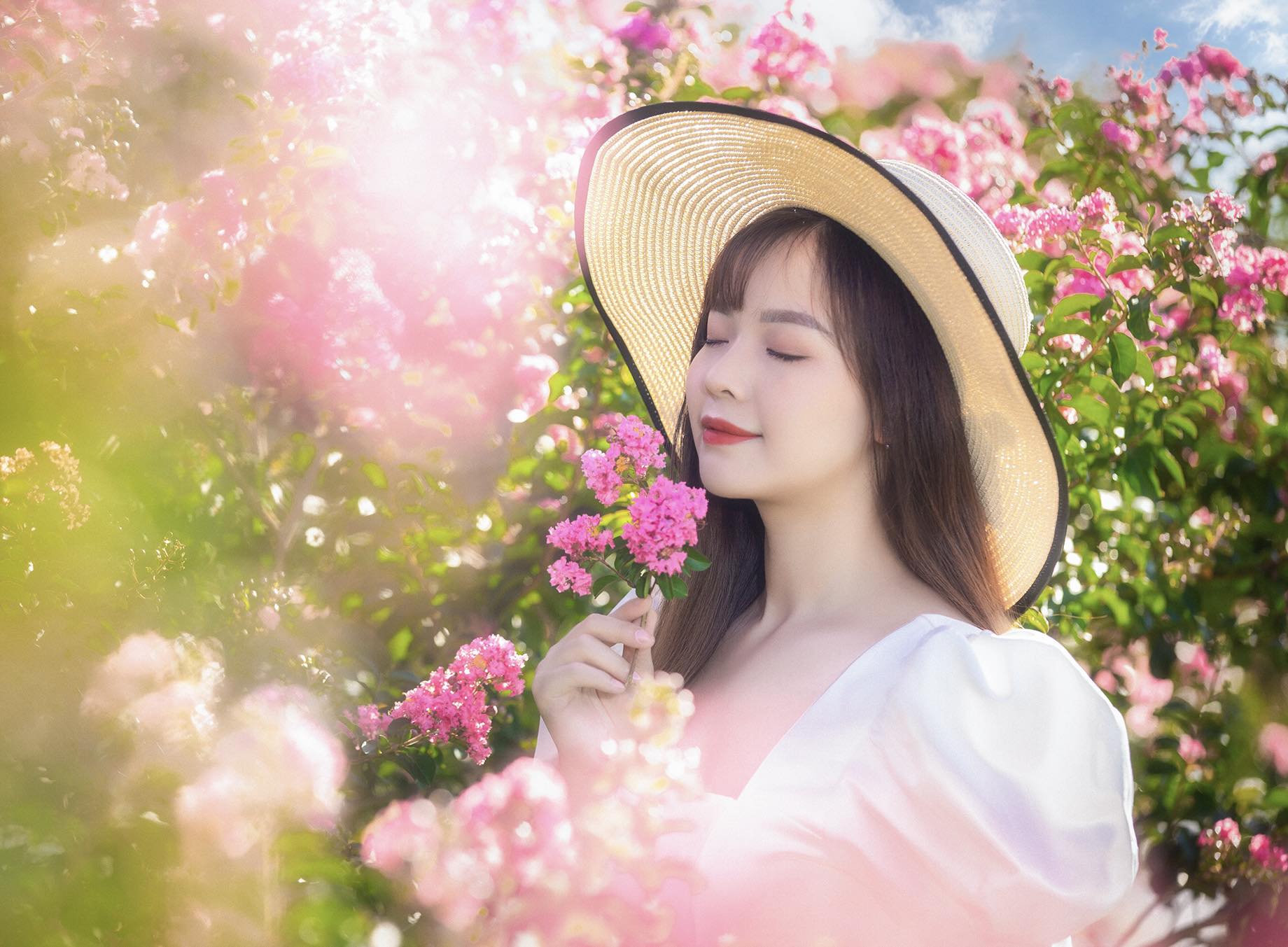 Giới trẻ th&iacute;ch th&uacute; khoe sắc b&ecirc;n hoa tường vi nở rộ - Ảnh 13.