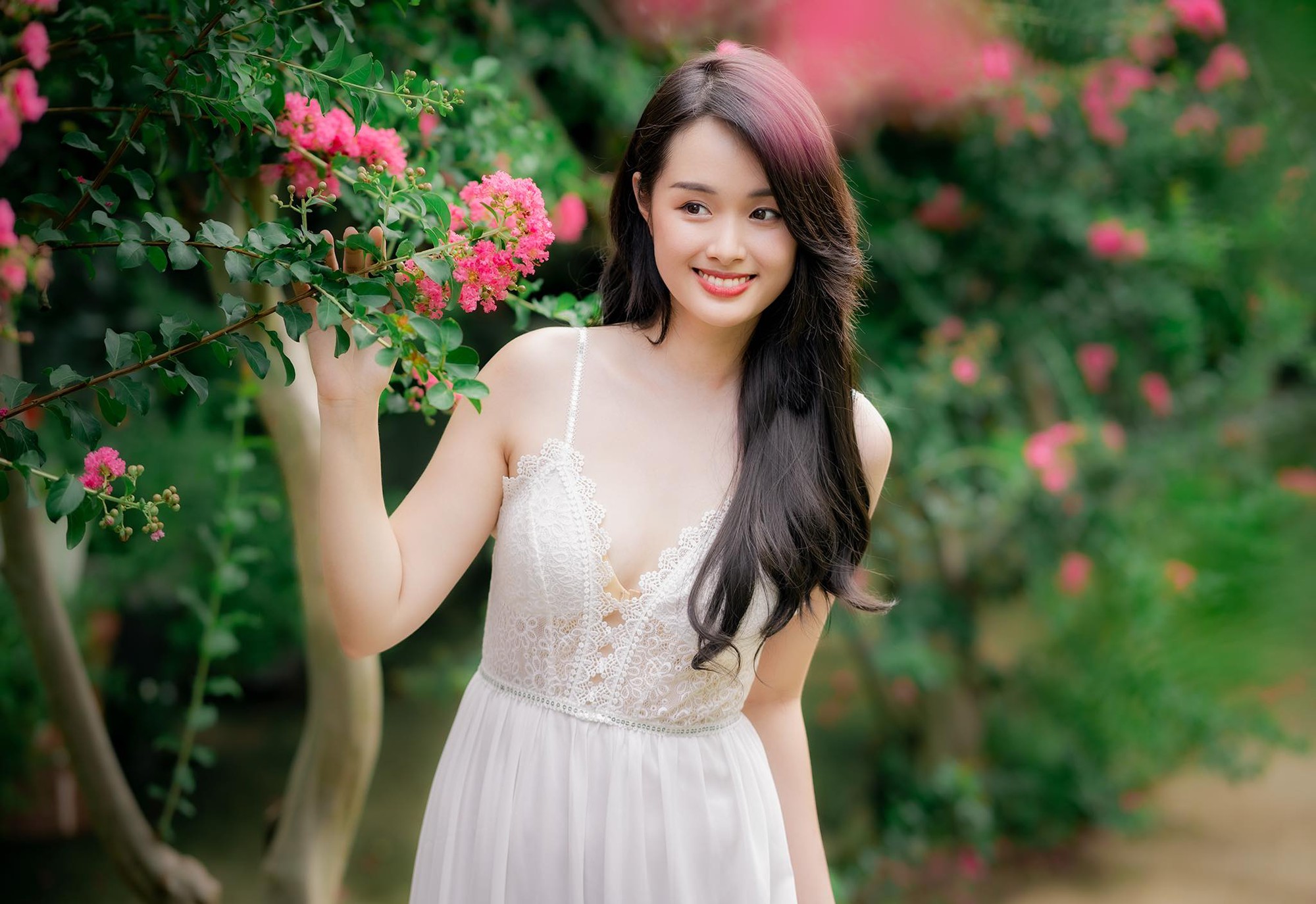 Giới trẻ th&iacute;ch th&uacute; khoe sắc b&ecirc;n hoa tường vi nở rộ - Ảnh 12.