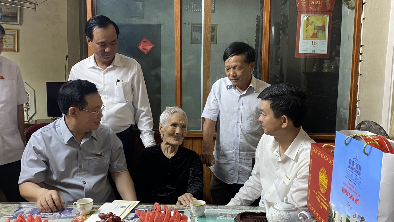 Chủ tịch Quốc hội Vương Đình Huệ tri ân các anh hùng liệt sĩ tại Quảng Trị - Ảnh 4.