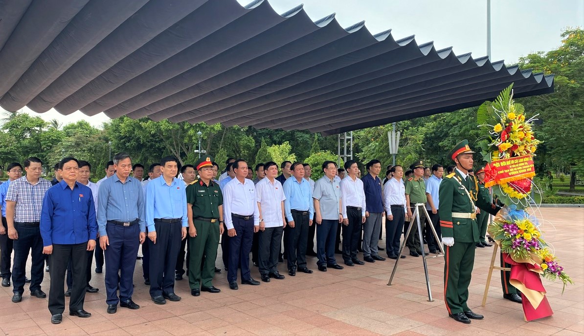 Chủ tịch Quốc hội Vương Đình Huệ tri ân các anh hùng liệt sĩ tại Quảng Trị - Ảnh 1.