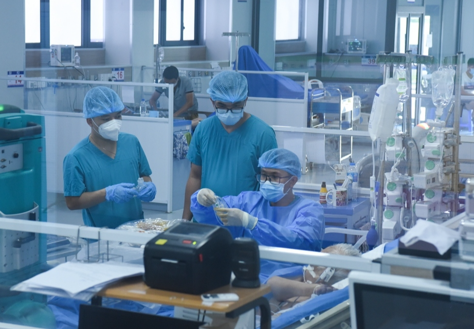 Dịch COVID-19 hôm nay: Ca nhiễm và bệnh nhân nặng tiếp tục giảm