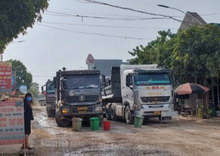 Dân mang thùng rác chặn xe tải trọng lớn làm hỏng đường