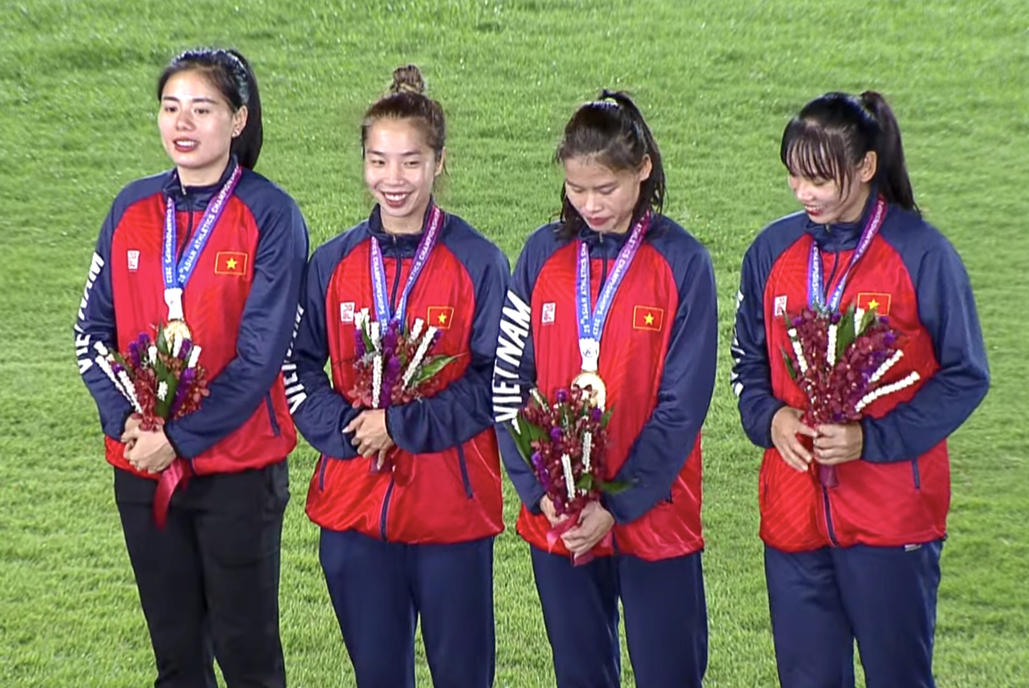 Nguyễn Thị Huyền v&agrave; &ecirc;kip tiếp sức 4x400m l&ecirc;n ng&ocirc;i v&ocirc; địch điền kinh ch&acirc;u &Aacute; - Ảnh 5.