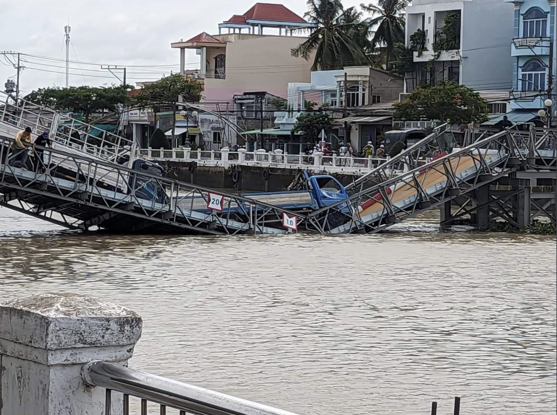 Một cây cầu tạm ở TP Trà Vinh bất ngờ sập khi đang thử tải