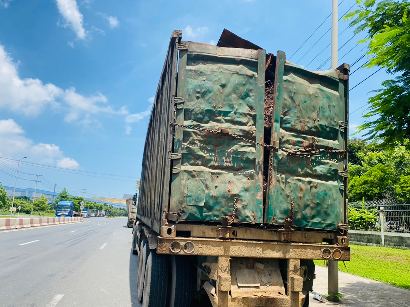 Khiếp sợ th&ugrave;ng container biến dạng lao tr&ecirc;n đường ở thị x&atilde; Ph&uacute; Mỹ  - Ảnh 1.