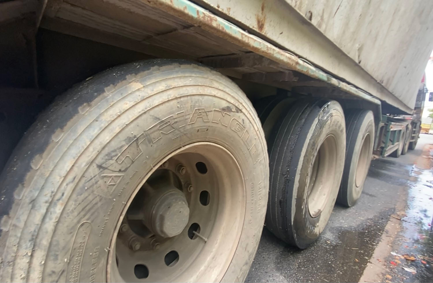 Khiếp sợ th&ugrave;ng container biến dạng lao tr&ecirc;n đường ở thị x&atilde; Ph&uacute; Mỹ  - Ảnh 3.