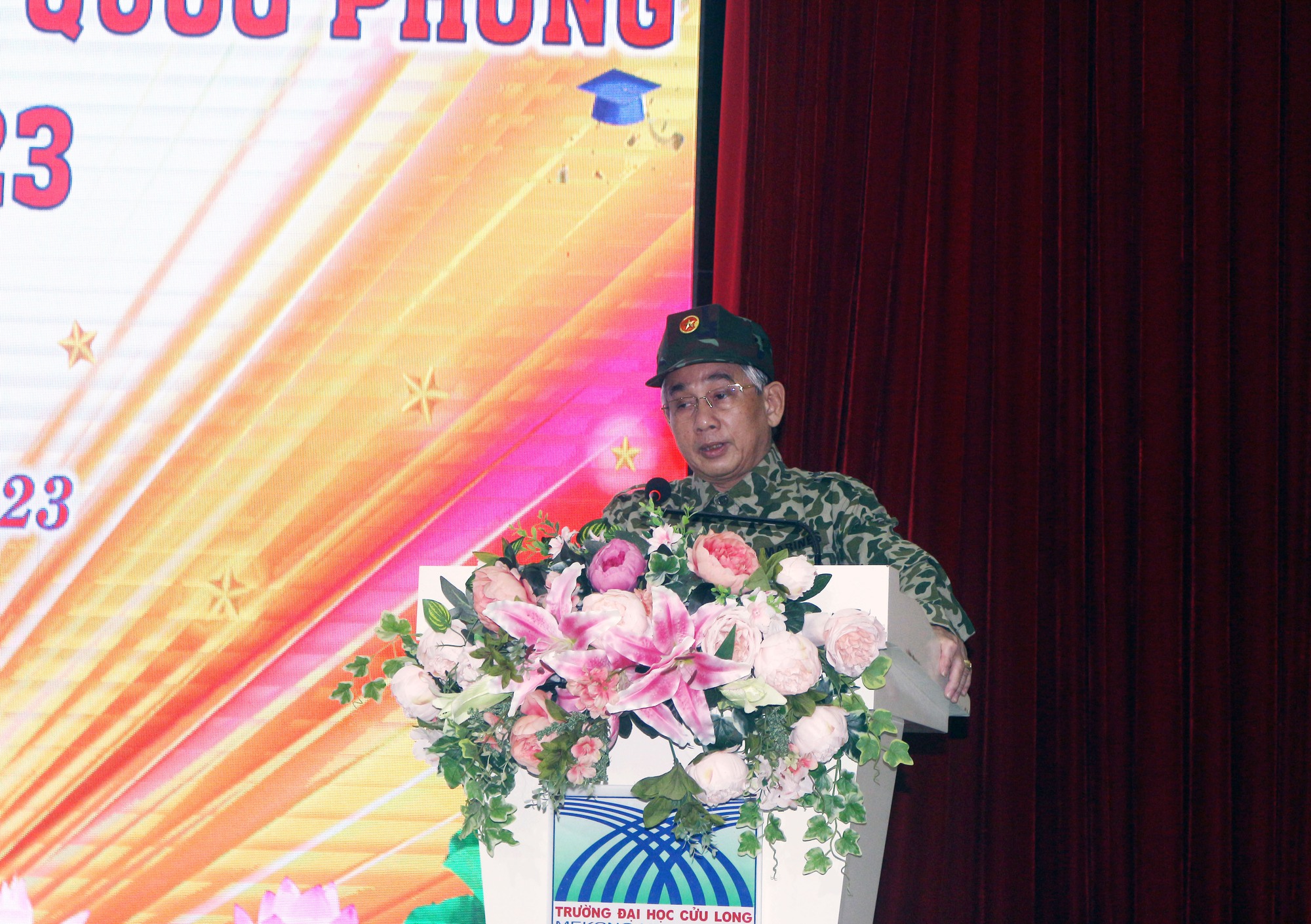 Trường ĐH Cửu Long khai giảng khóa giáo dục quốc phòng và an ninh - Ảnh 1.