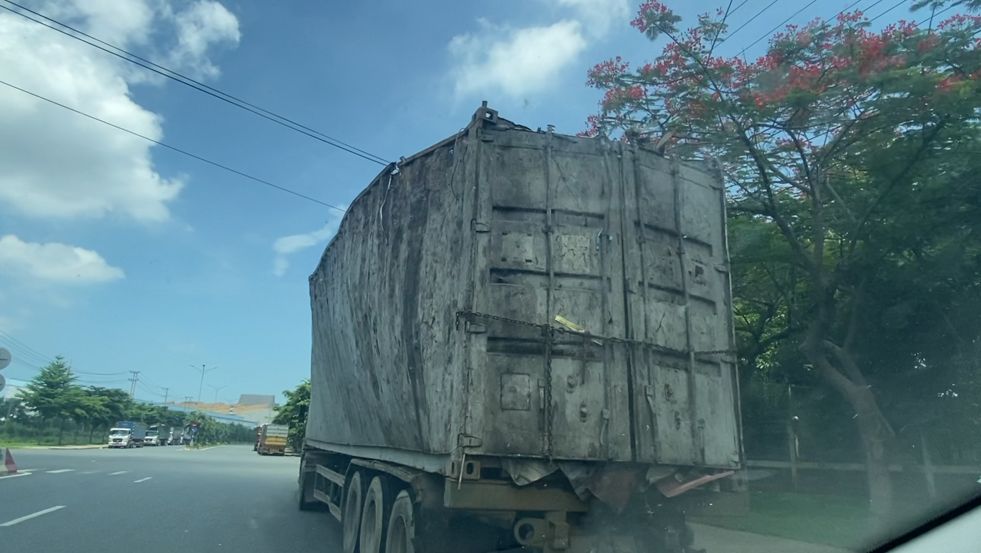 VIDEO: Ám ảnh đoàn xe container chở phế liệu ở Phú Mỹ