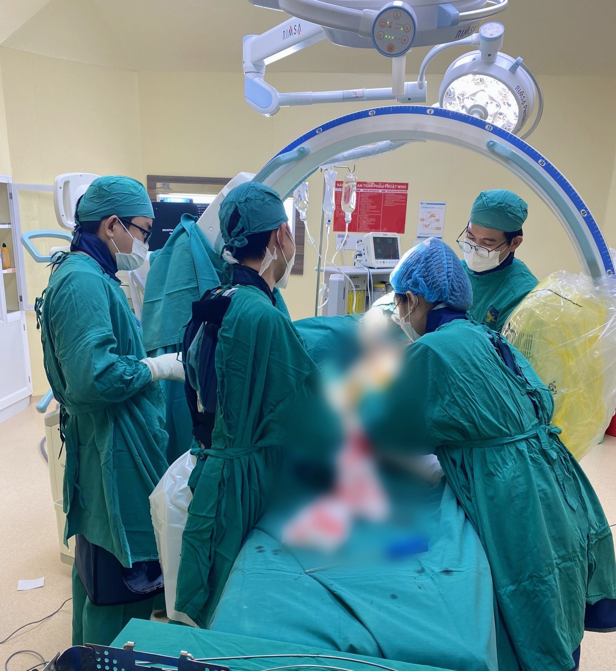 Cứu cụ ông gãy xương đùi thoát liệt