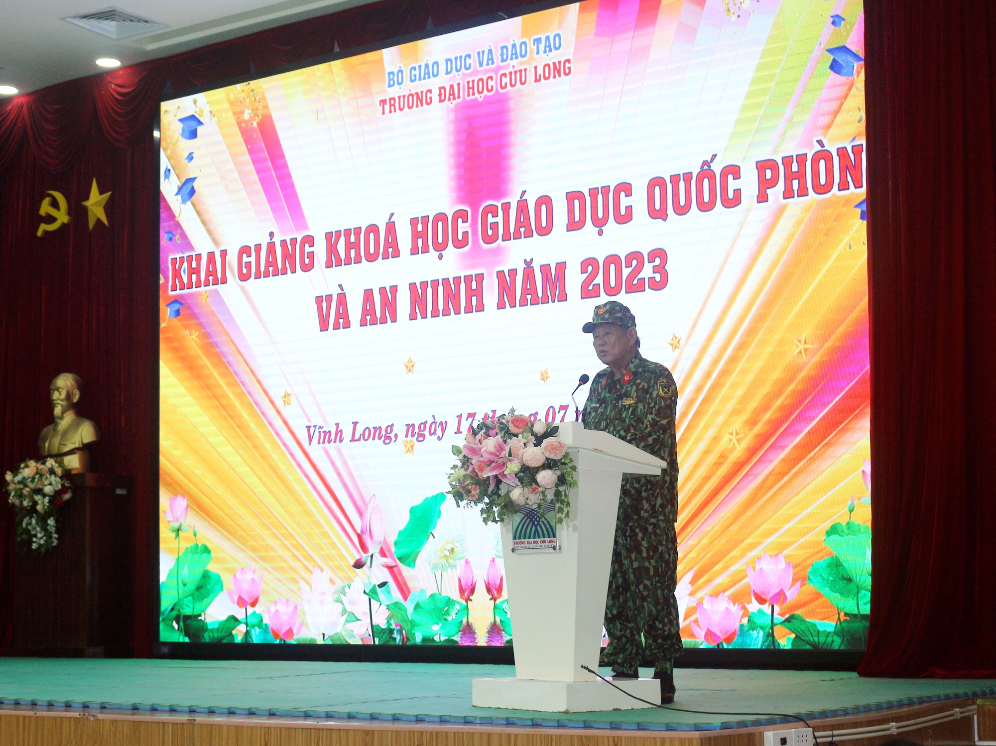 Trường ĐH Cửu Long khai giảng khóa giáo dục quốc phòng và an ninh - Ảnh 2.