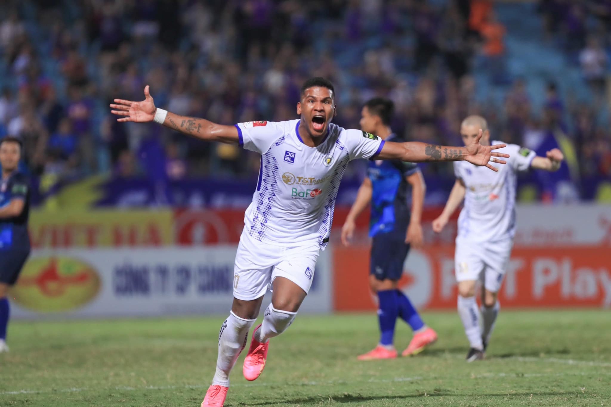 CLB H&agrave; Nội thắng ngược TopenLand B&igrave;nh Định, &aacute;p s&aacute;t ng&ocirc;i đầu bảng V-League - Ảnh 1.