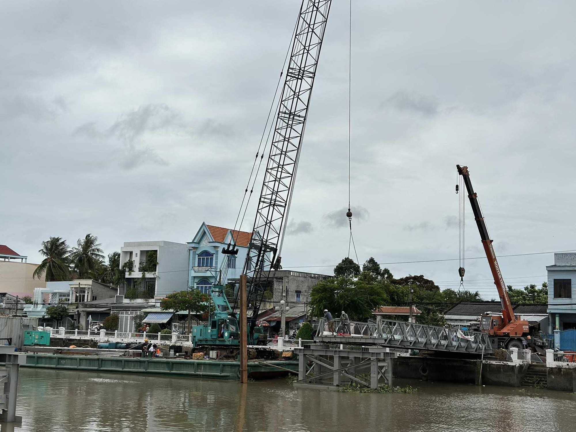 Trà Vinh: Khắc phục sự cố cầu tạm bị sập do thử tải - Ảnh 2.
