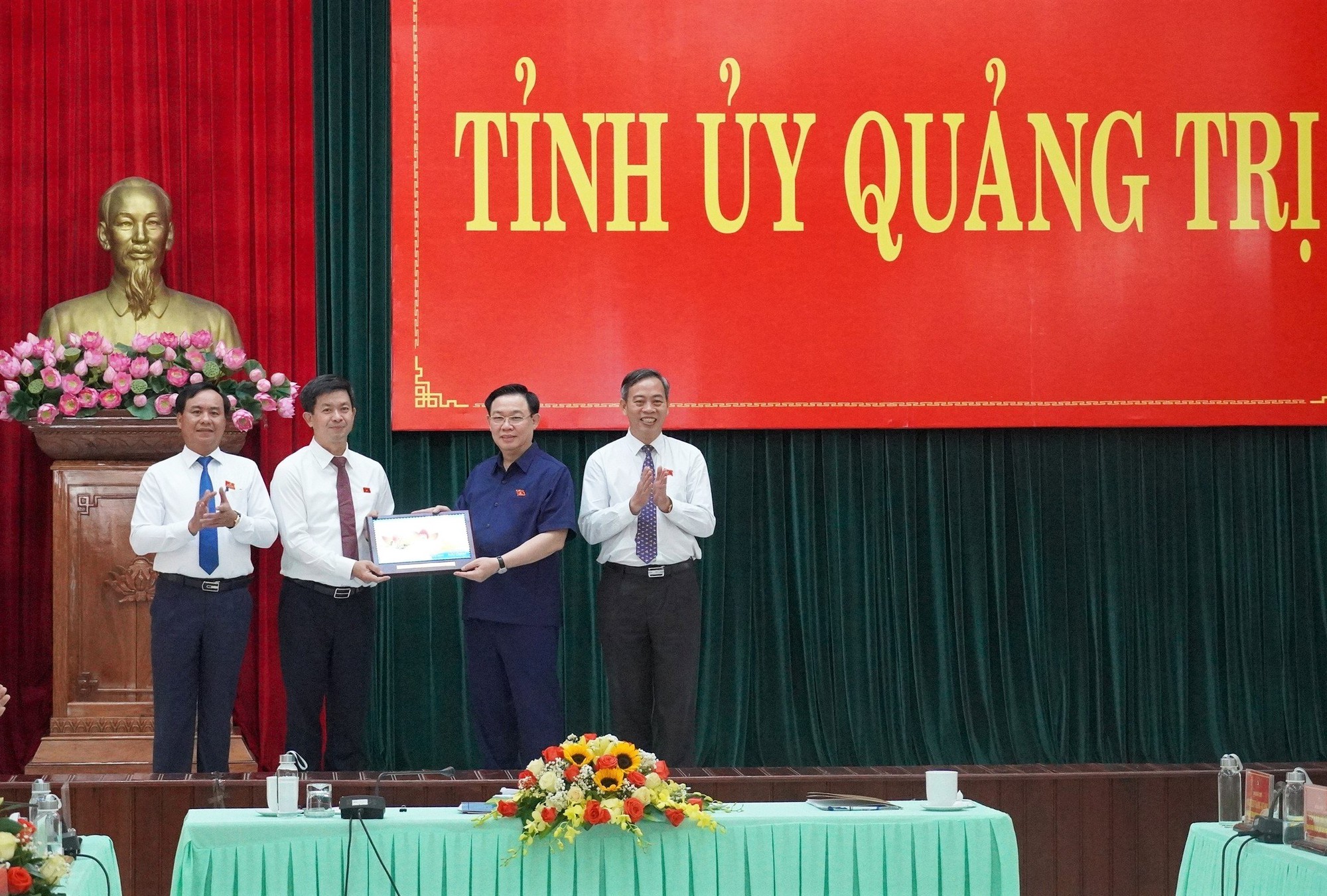 Chủ tịch Quốc hội: Quảng Trị cần quan t&acirc;m tới c&ocirc;ng t&aacute;c quy hoạch c&aacute;n bộ - Ảnh 2.