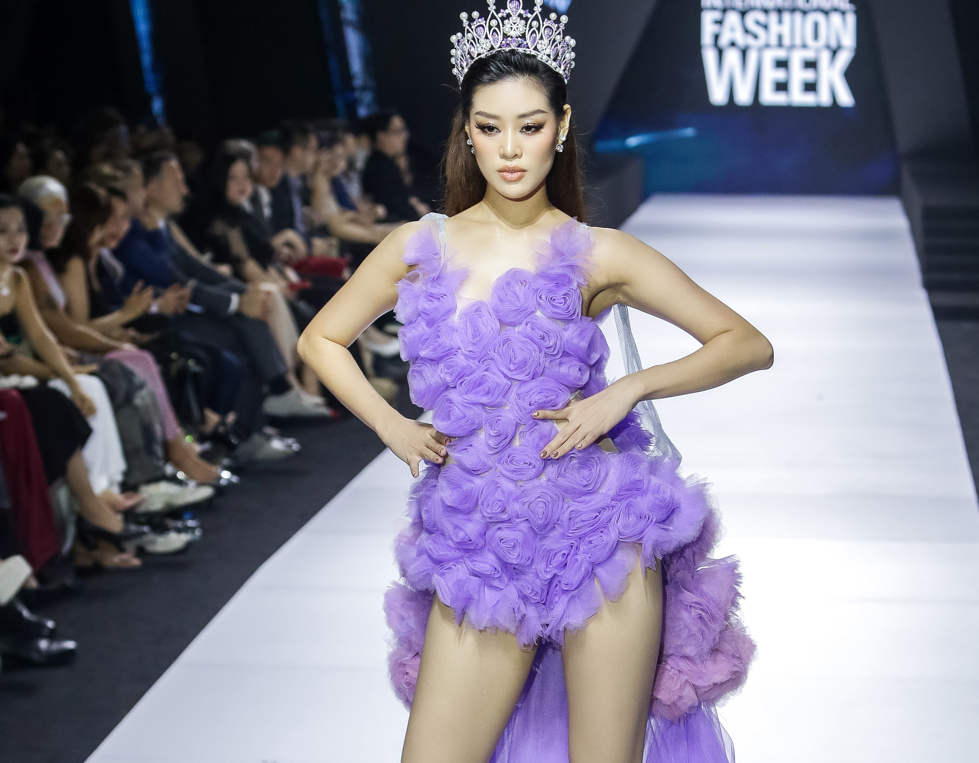 Hoa hậu Khánh Vân, Thanh Hằng khoe chân thon trên sàn diễn