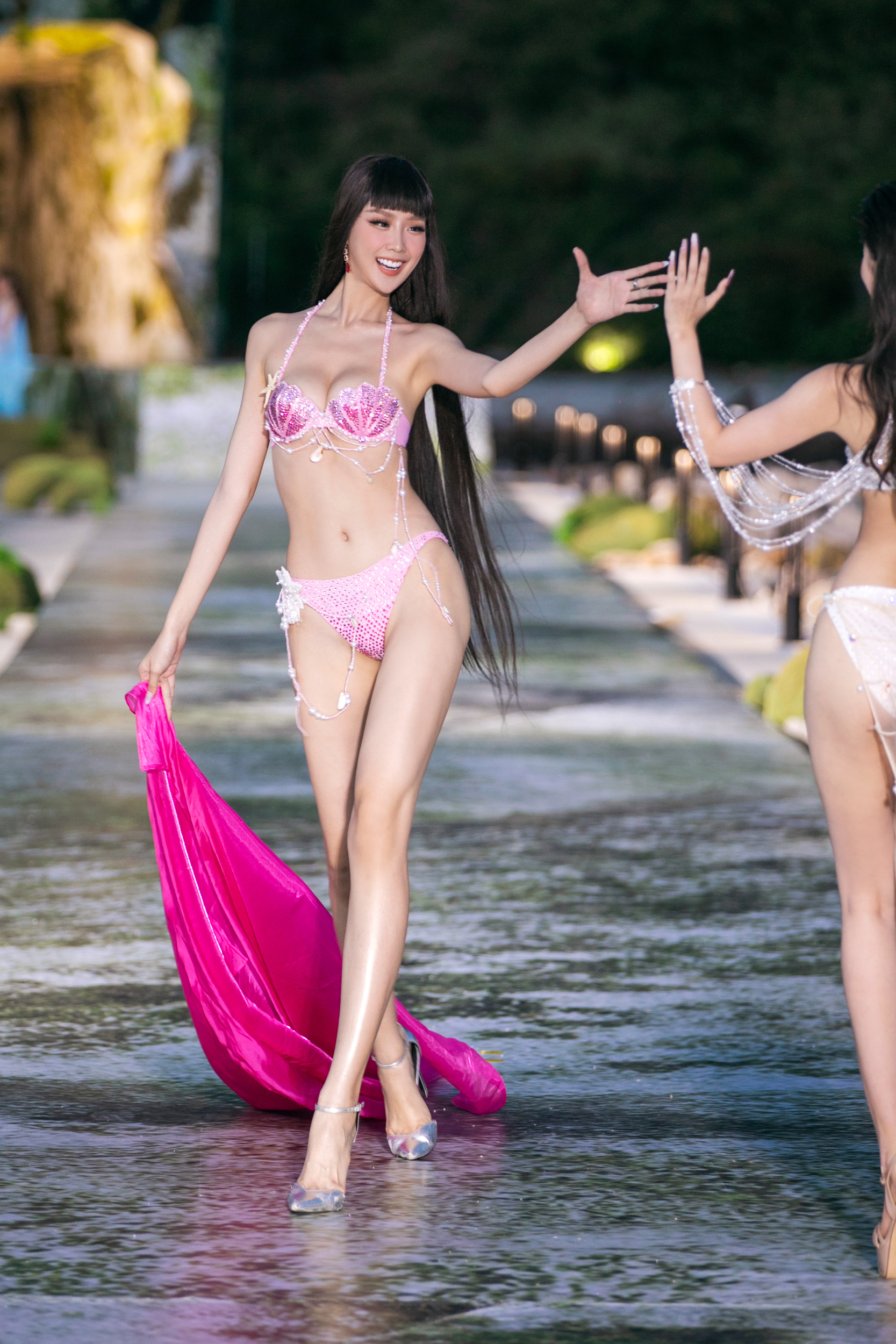 D&agrave;n hoa hậu đốt mắt kh&aacute;n giả trong trang phục bikini - Ảnh 2.
