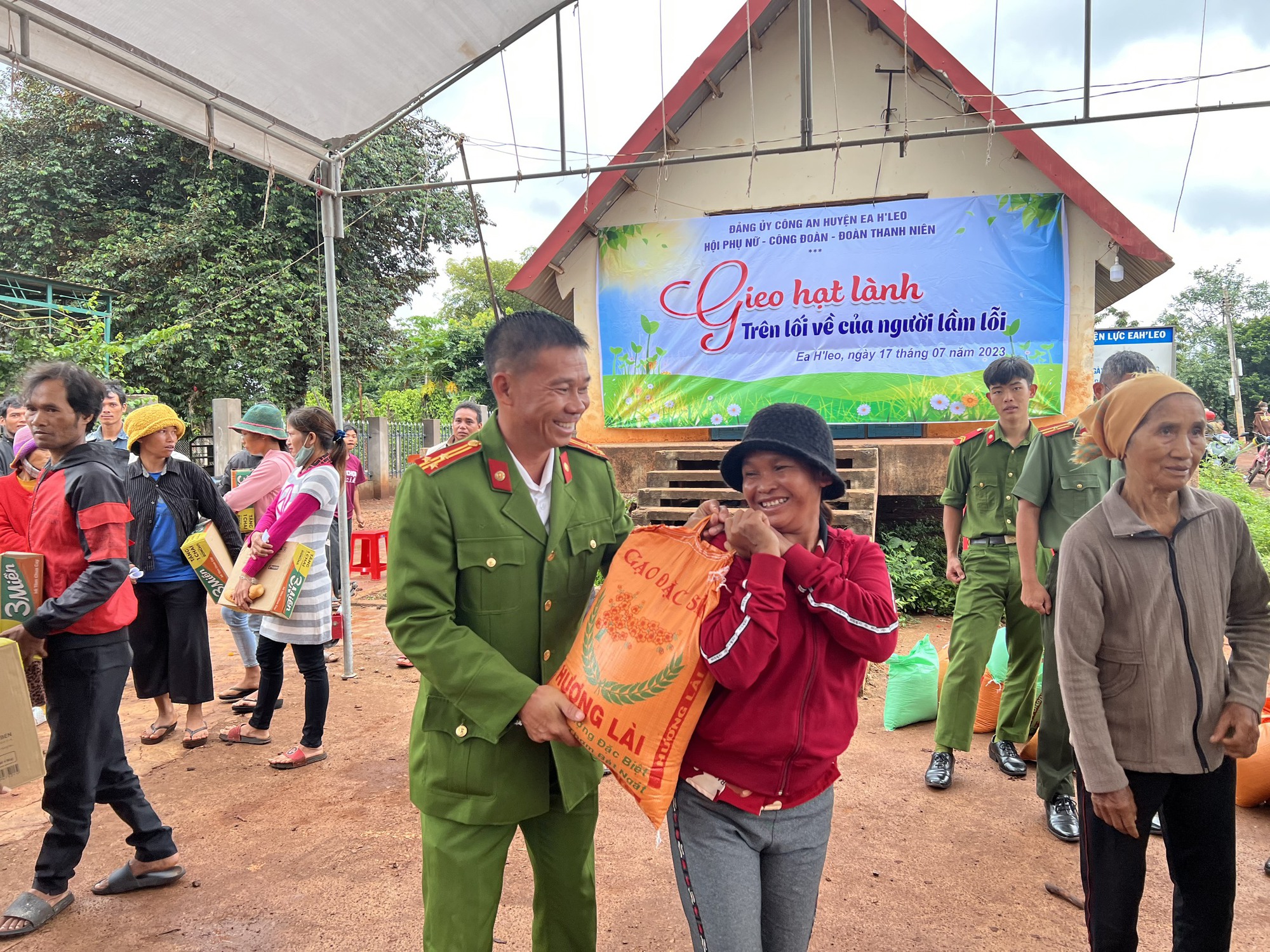 Công an tặng quà, nấu bữa sáng cho hàng trăm người dân - Ảnh 4.