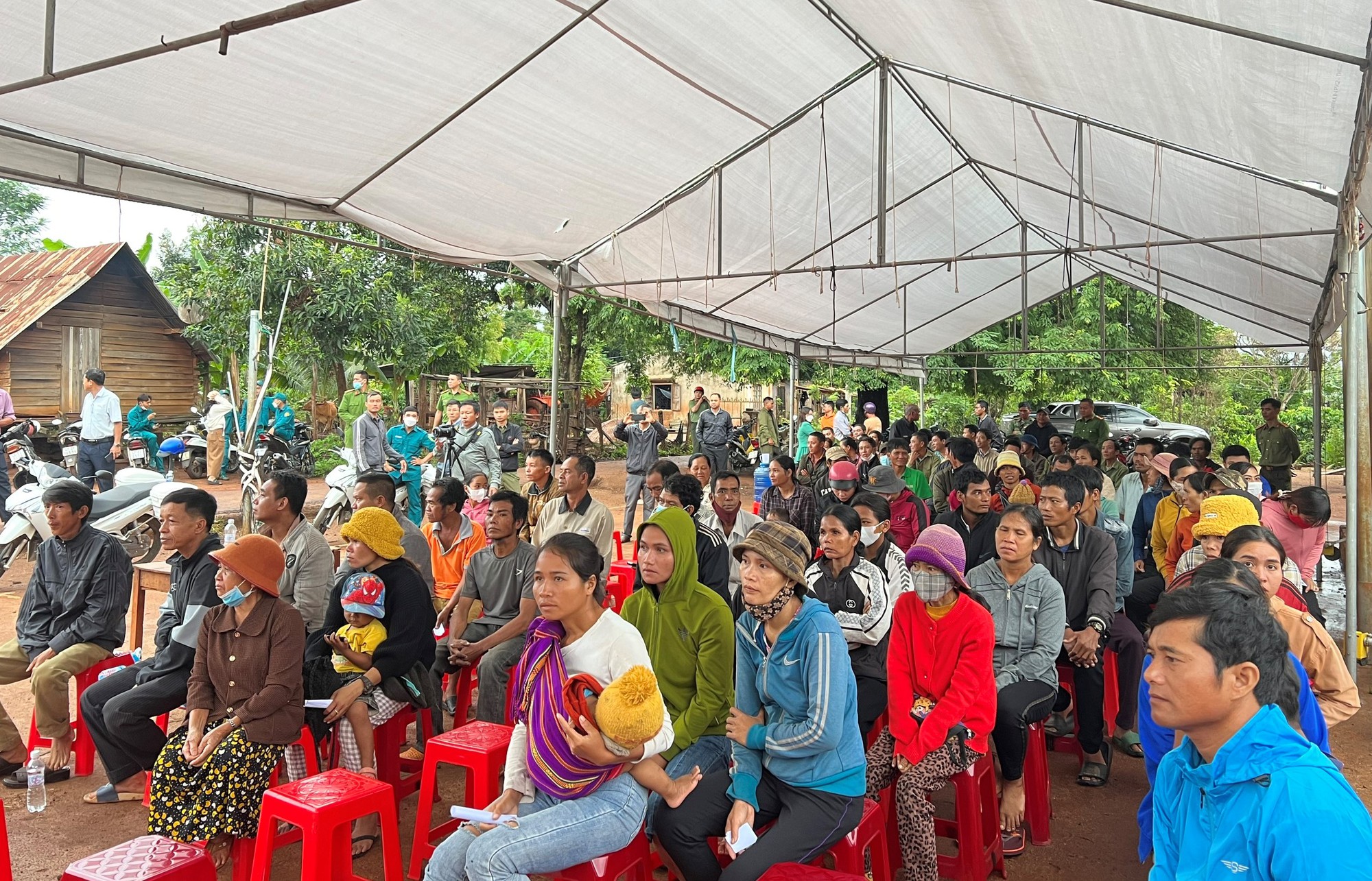 Công an tặng quà, nấu bữa sáng cho hàng trăm người dân - Ảnh 1.