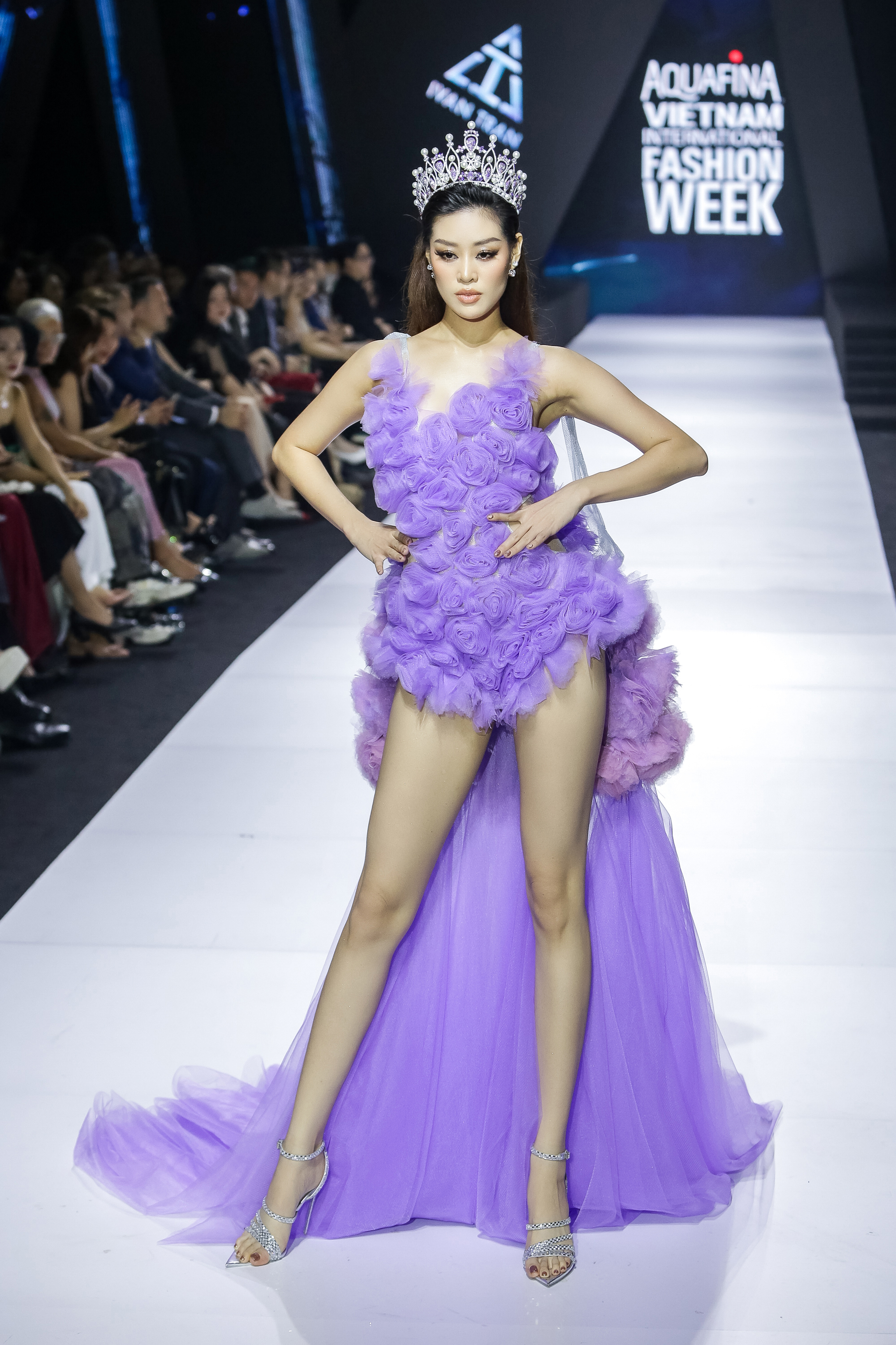 Hoa hậu Khánh Vân, Thanh Hằng khoe chân thon trên sàn diễn - Ảnh 2.