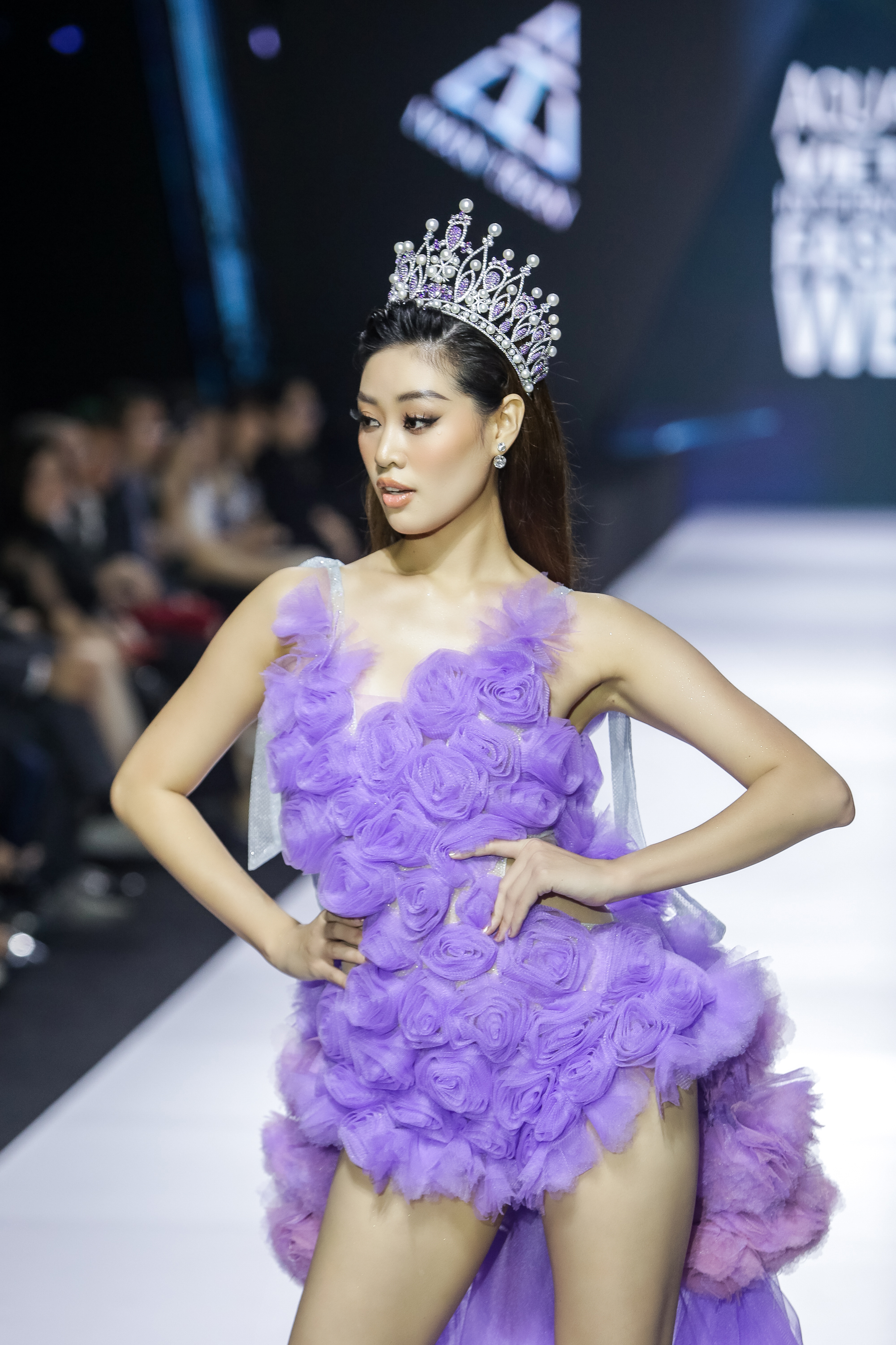 Hoa hậu Khánh Vân, Thanh Hằng khoe chân thon trên sàn diễn - Ảnh 1.