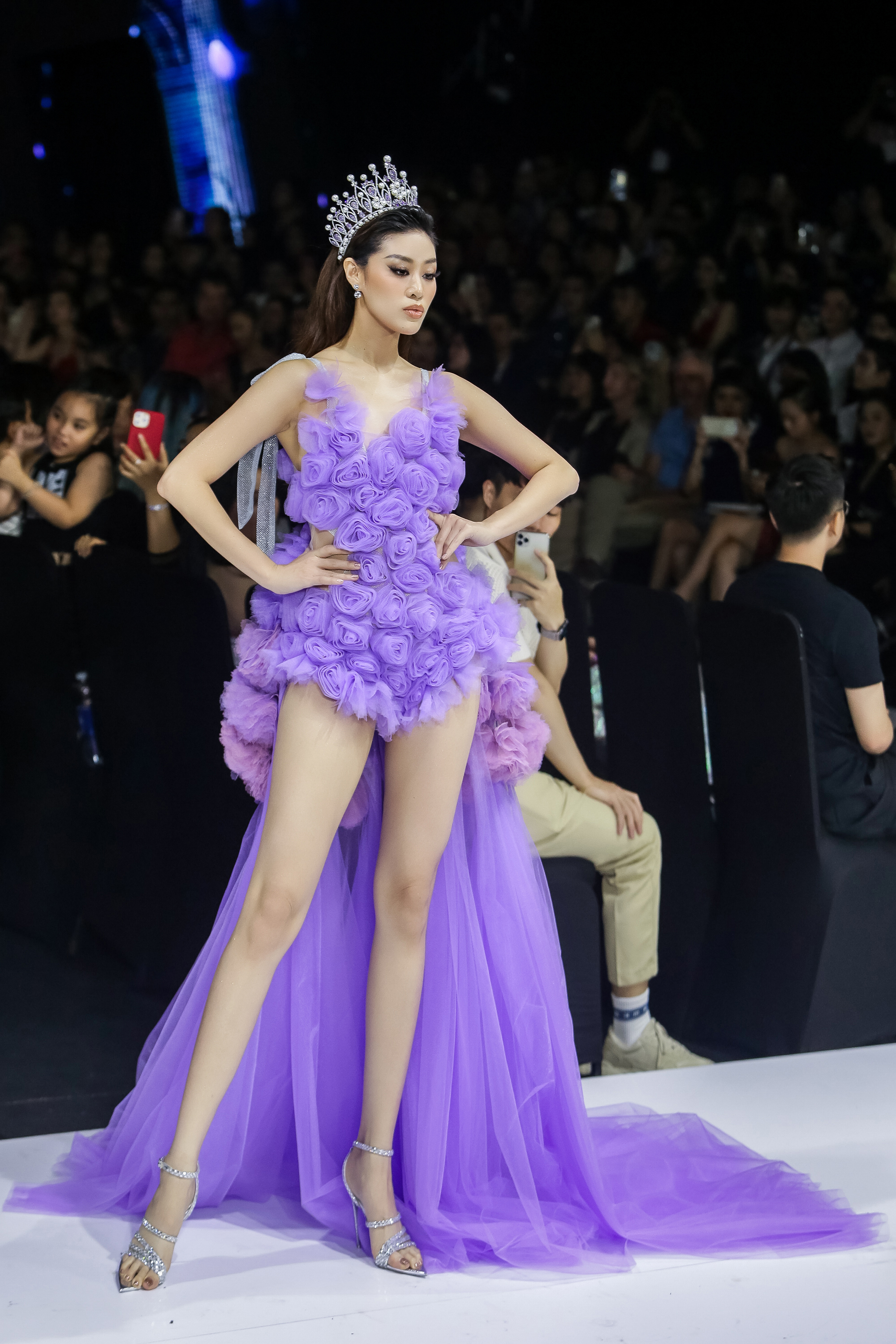 Hoa hậu Khánh Vân, Thanh Hằng khoe chân thon trên sàn diễn - Ảnh 3.