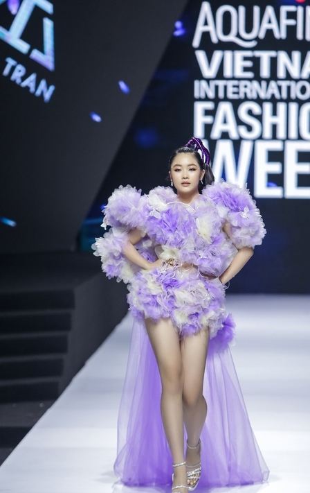 Hoa hậu Khánh Vân, Thanh Hằng khoe chân thon trên sàn diễn - Ảnh 11.