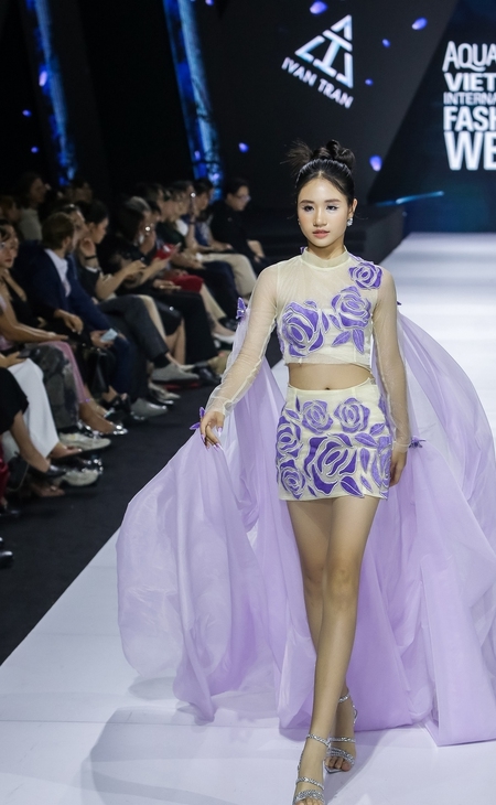 Hoa hậu Khánh Vân, Thanh Hằng khoe chân thon trên sàn diễn - Ảnh 12.