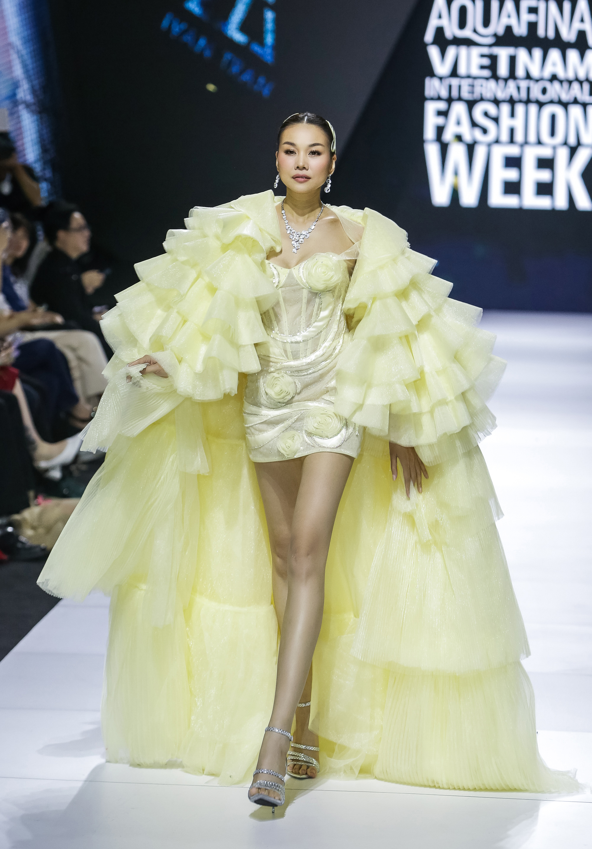 Hoa hậu Khánh Vân, Thanh Hằng khoe chân thon trên sàn diễn - Ảnh 7.