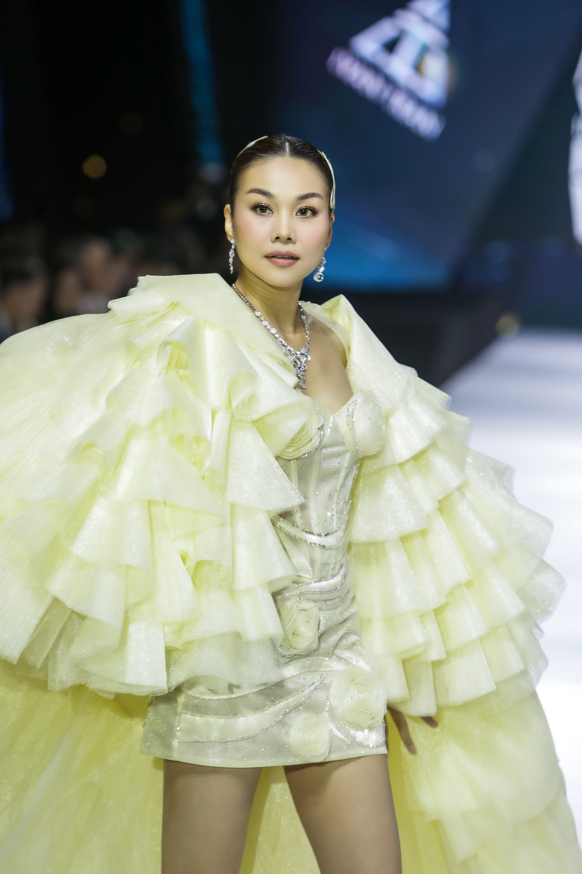 Hoa hậu Khánh Vân, Thanh Hằng khoe chân thon trên sàn diễn - Ảnh 8.