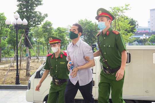 Vụ Chuyến bay giải cứu: Cựu thứ trưởng Ngoại giao bị đề nghị 12-13 năm t&ugrave; - Ảnh 1.