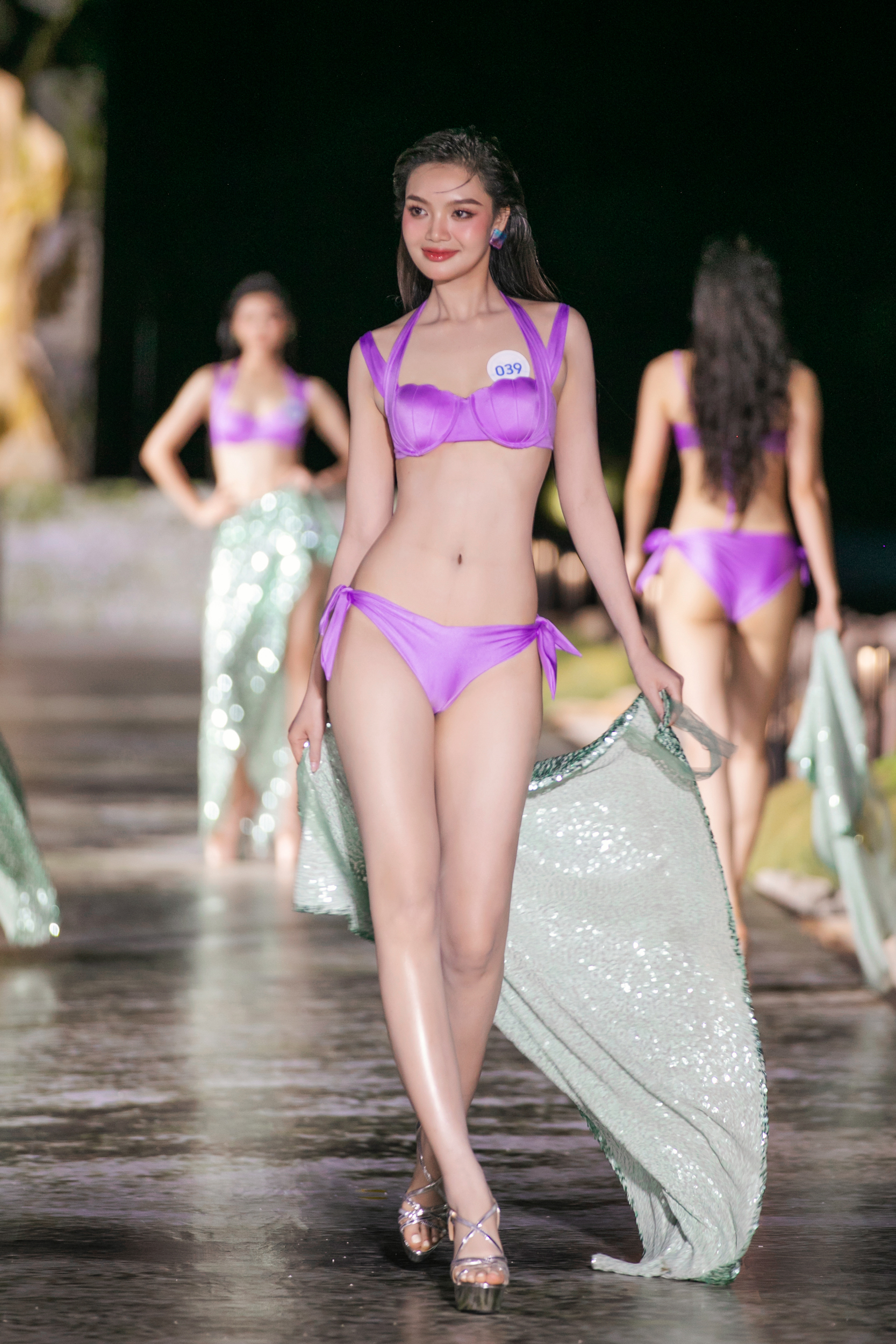 D&agrave;n hoa hậu đốt mắt kh&aacute;n giả trong trang phục bikini - Ảnh 13.