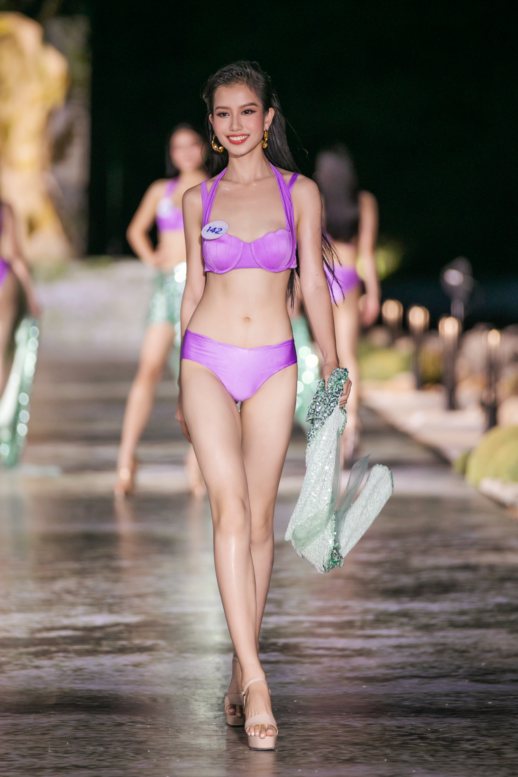 D&agrave;n hoa hậu đốt mắt kh&aacute;n giả trong trang phục bikini - Ảnh 9.