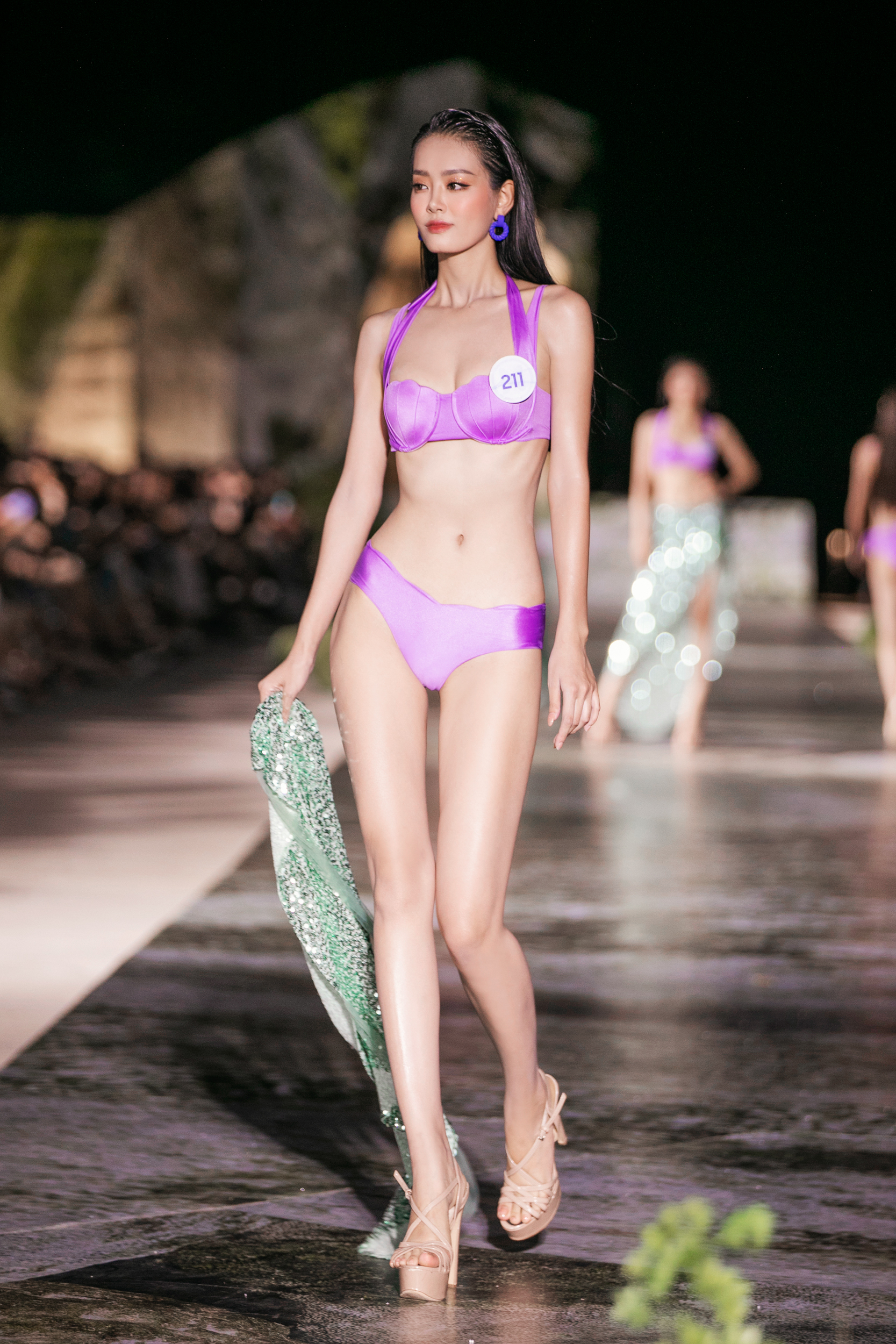 D&agrave;n hoa hậu đốt mắt kh&aacute;n giả trong trang phục bikini - Ảnh 4.