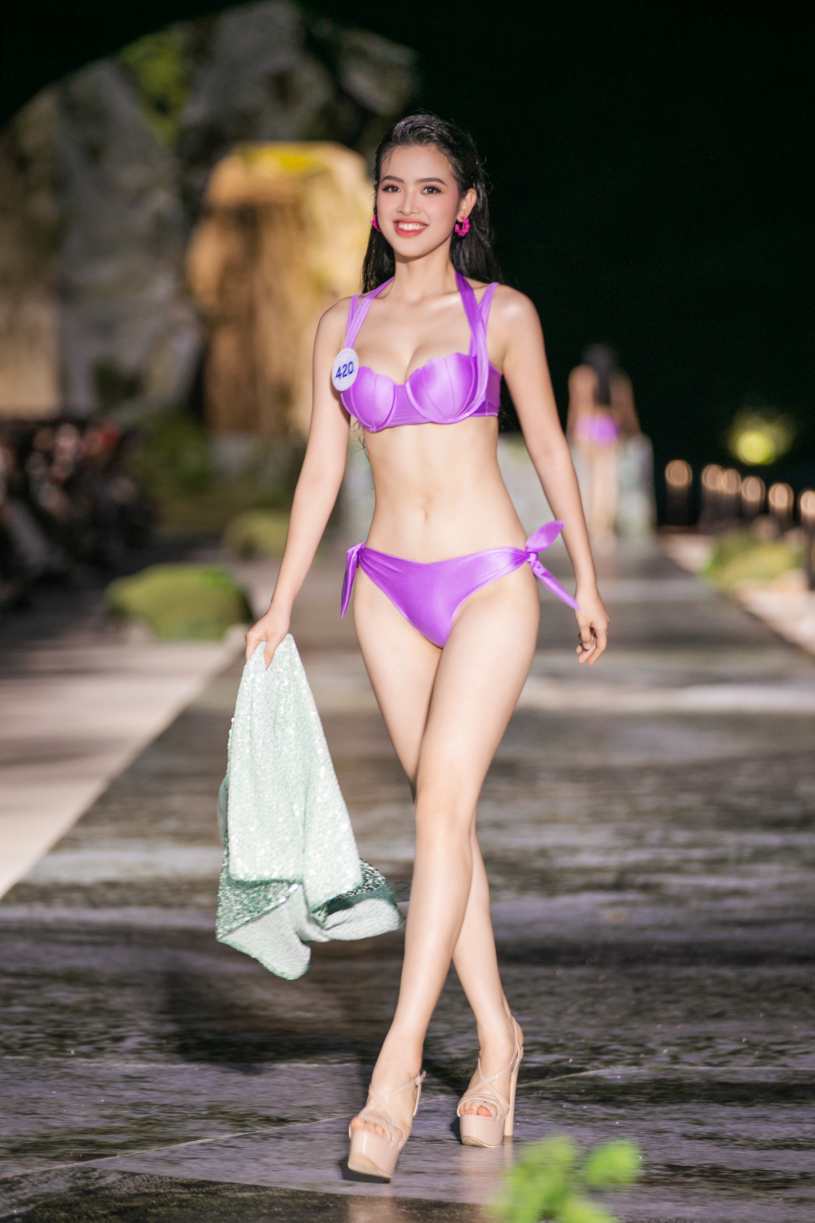 D&agrave;n hoa hậu đốt mắt kh&aacute;n giả trong trang phục bikini - Ảnh 11.