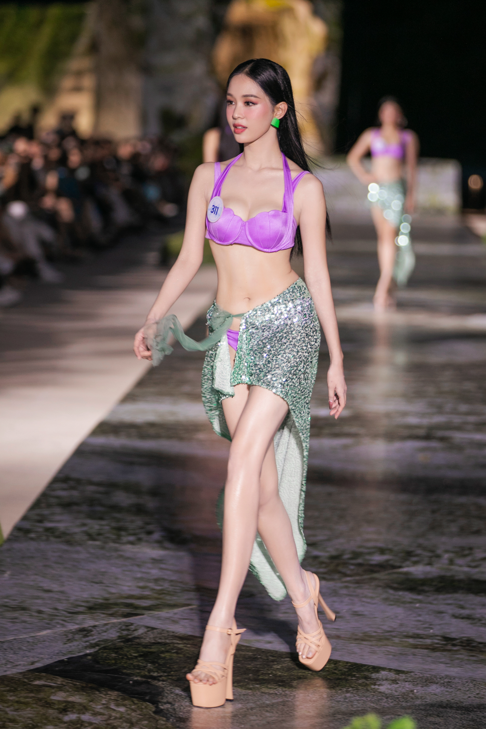 D&agrave;n hoa hậu đốt mắt kh&aacute;n giả trong trang phục bikini - Ảnh 10.