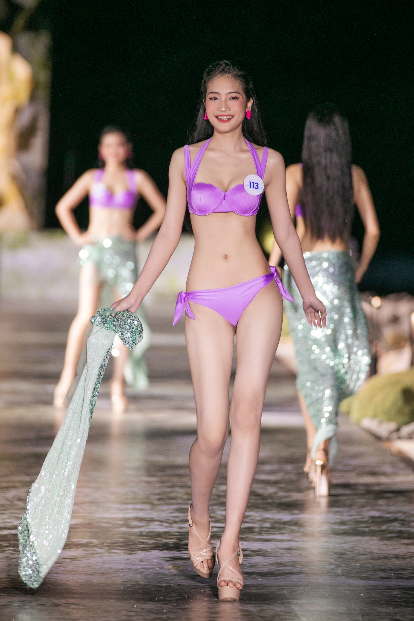 D&agrave;n hoa hậu đốt mắt kh&aacute;n giả trong trang phục bikini - Ảnh 5.