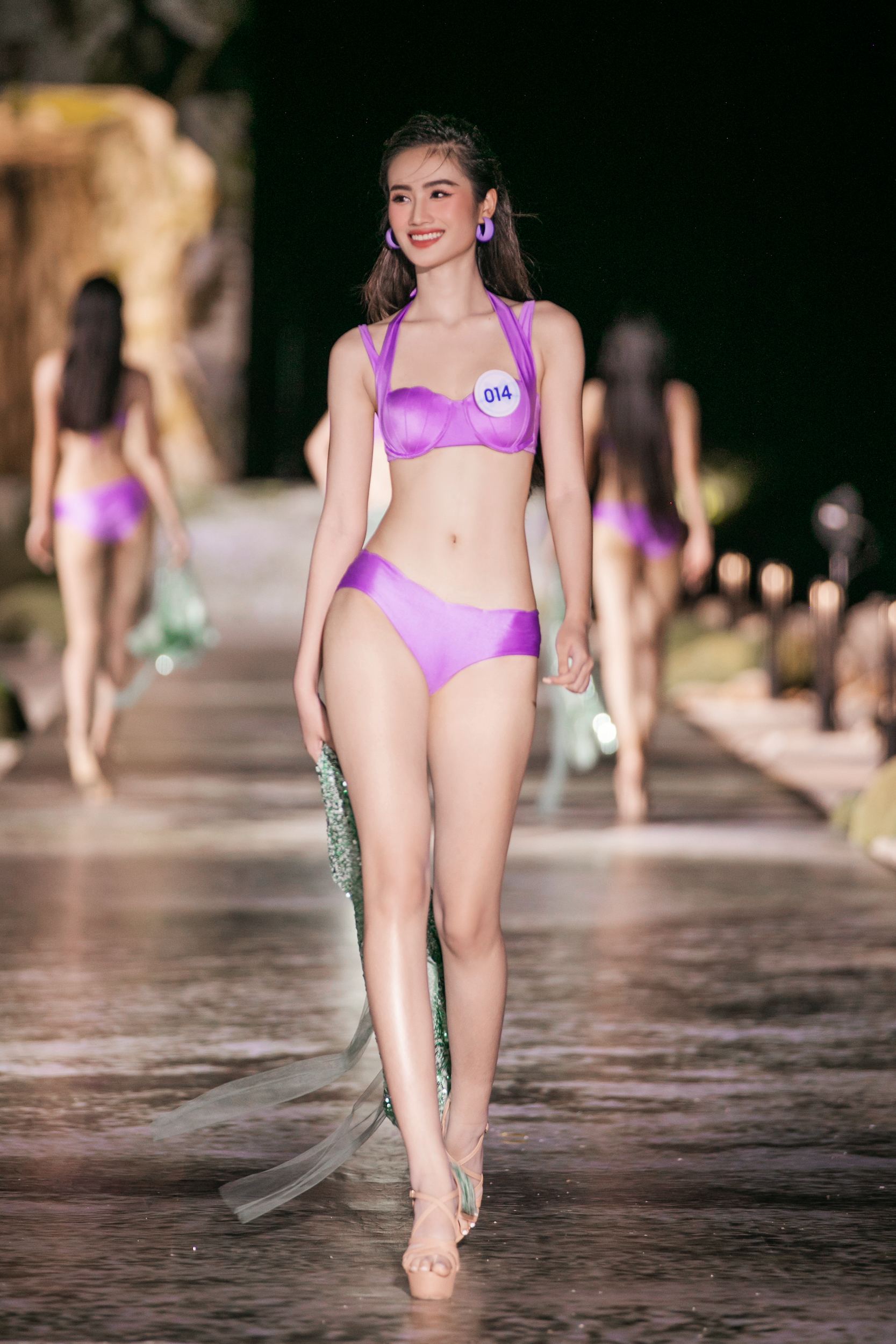 D&agrave;n hoa hậu đốt mắt kh&aacute;n giả trong trang phục bikini - Ảnh 7.