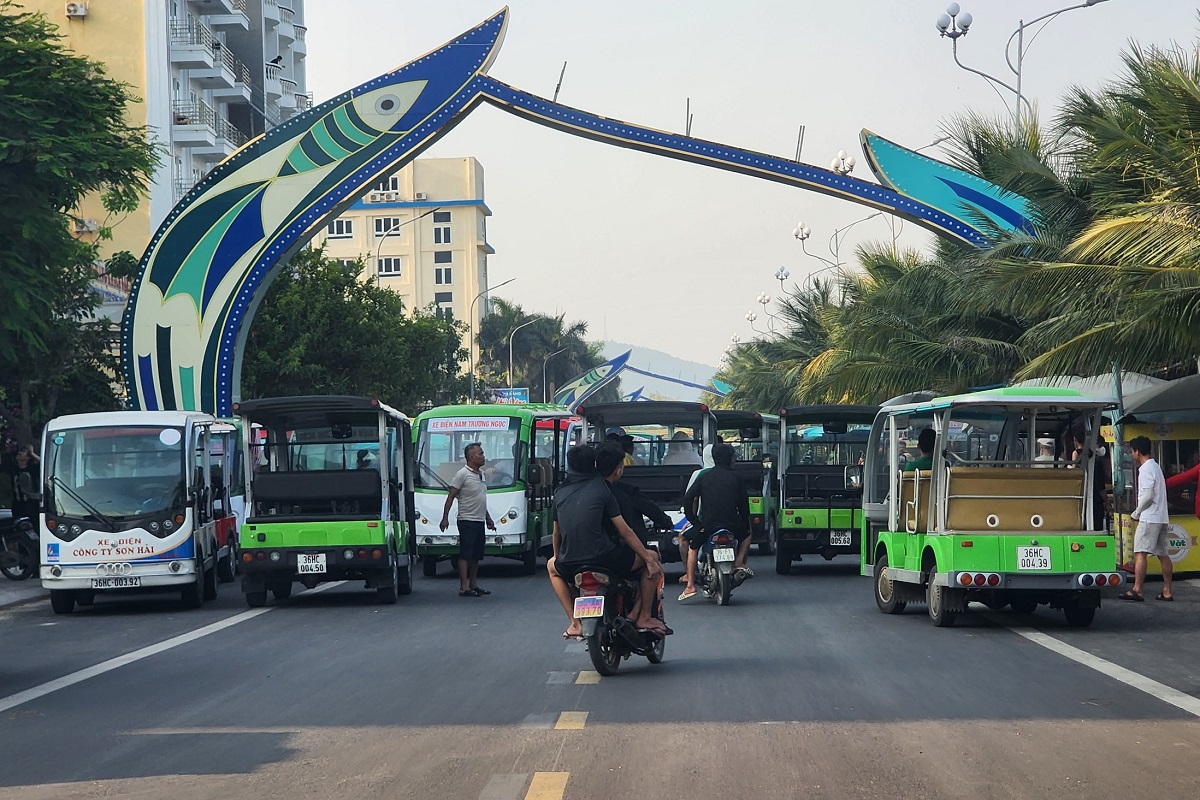 Vụ b&aacute;t nh&aacute;o xe điện ở điểm du lịch biển: 143 xe điện kh&ocirc;ng ph&eacute;p - Ảnh 3.
