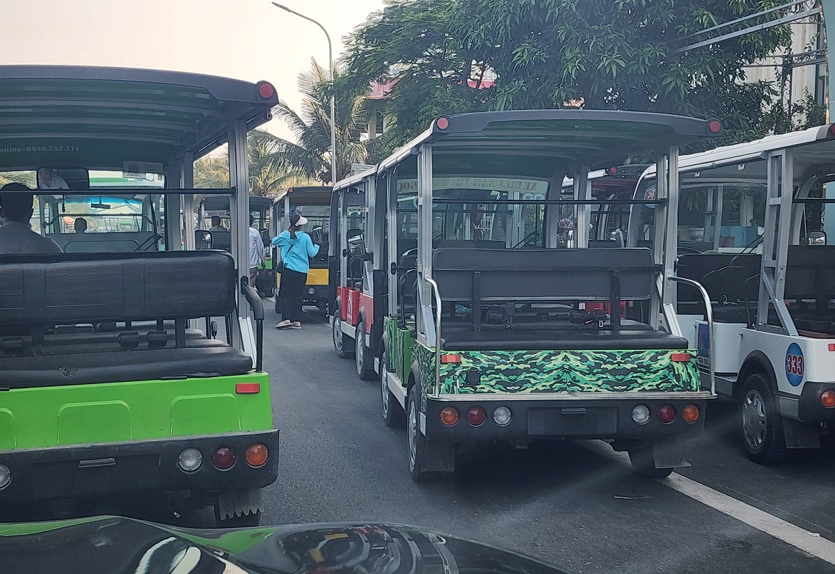 Bát nháo xe điện không phép ở điểm du lịch nổi tiếng Thanh Hóa