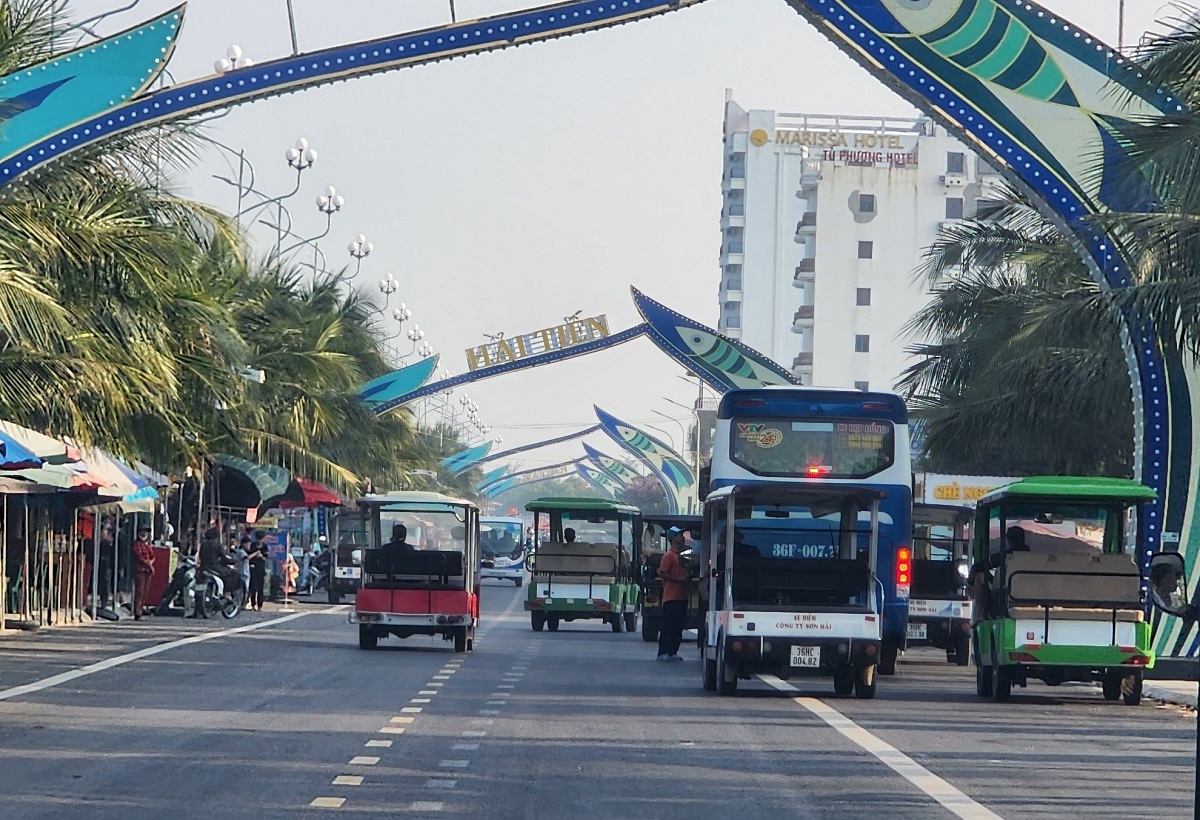 B&aacute;t nh&aacute;o xe điện kh&ocirc;ng ph&eacute;p tại điểm du lịch nổi tiếng Thanh H&oacute;a - Ảnh 4.