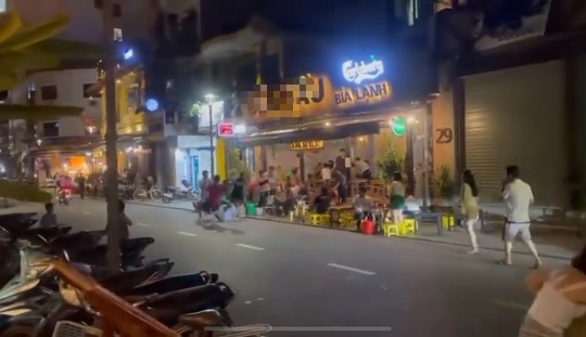 Các du khách đánh nhau với nhóm chạy xích lô gây náo loạn ở Huế - Ảnh 2.
