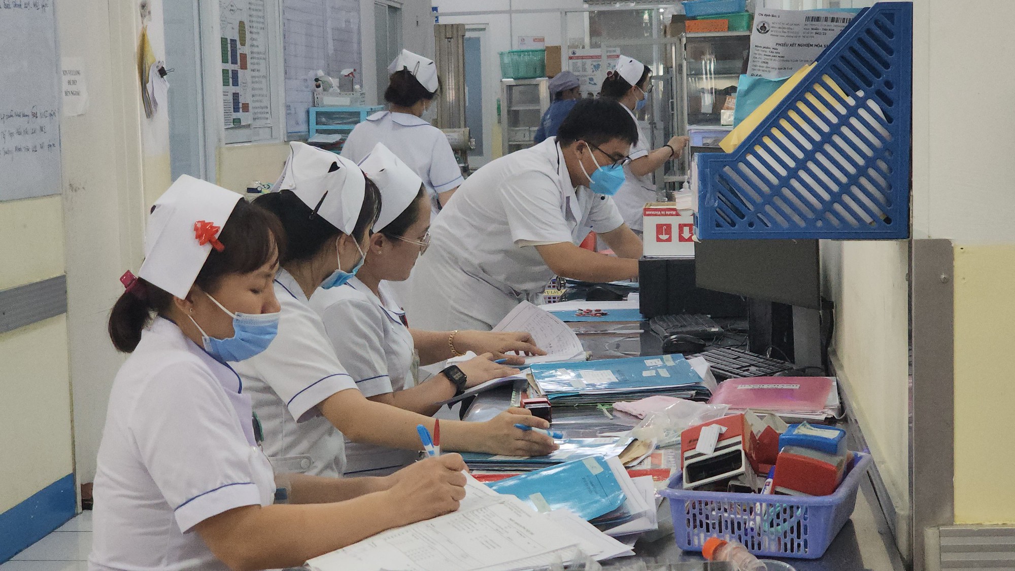 TP HCM: Trẻ mắc bệnh tay ch&acirc;n miệng tăng gấp đ&ocirc;i, b&aacute;c sĩ kh&ocirc;ng kịp trở tay - Ảnh 1.