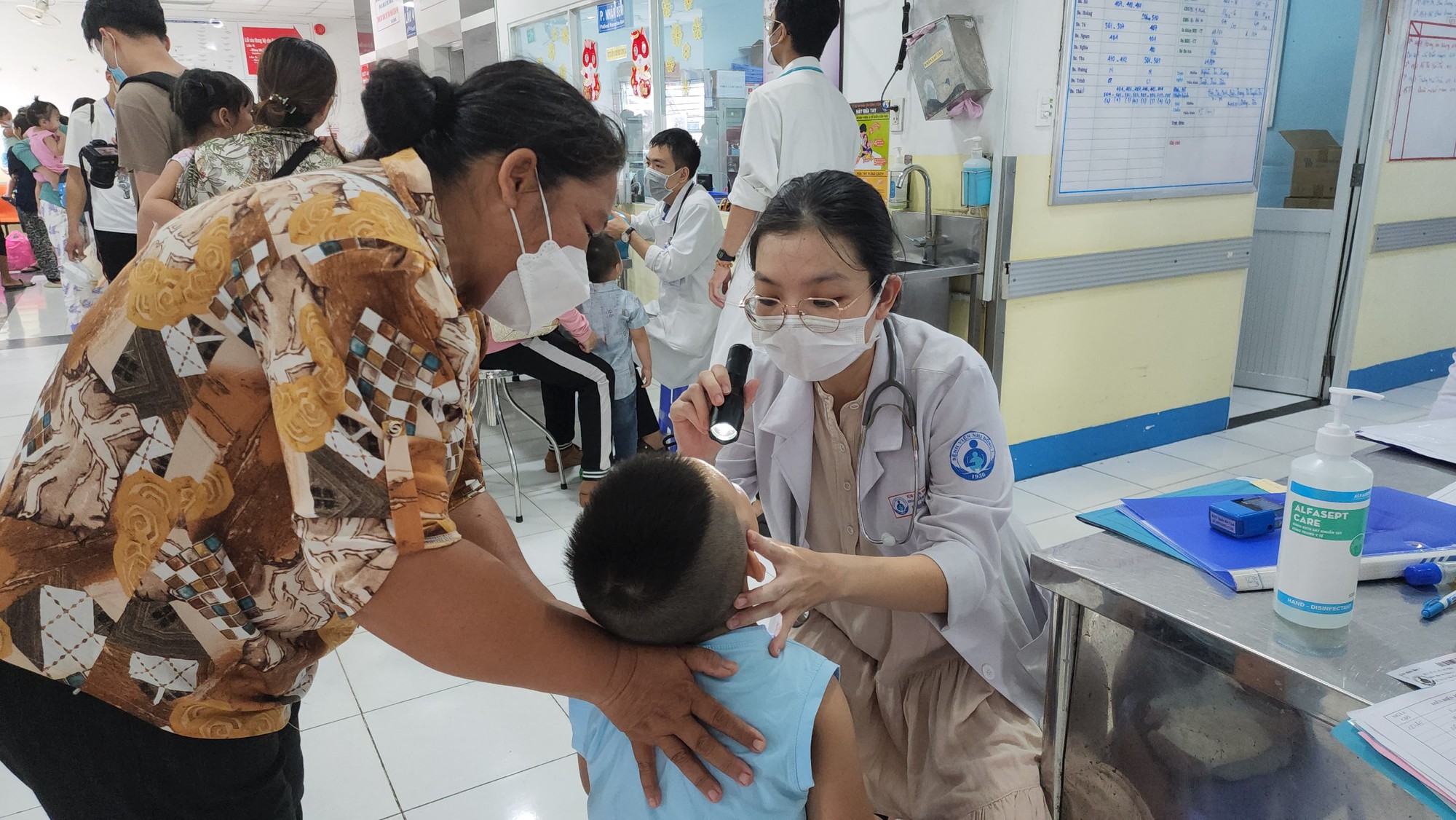 TP HCM: Trẻ mắc bệnh tay ch&acirc;n miệng tăng gấp đ&ocirc;i, b&aacute;c sĩ kh&ocirc;ng kịp trở tay - Ảnh 2.