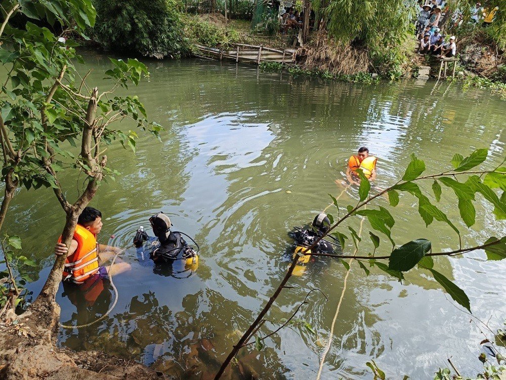 Va chạm giao th&ocirc;ng, người đ&agrave;n &ocirc;ng d&ugrave;ng dao ch&eacute;m 3 thanh ni&ecirc;n thương vong - Ảnh 1.