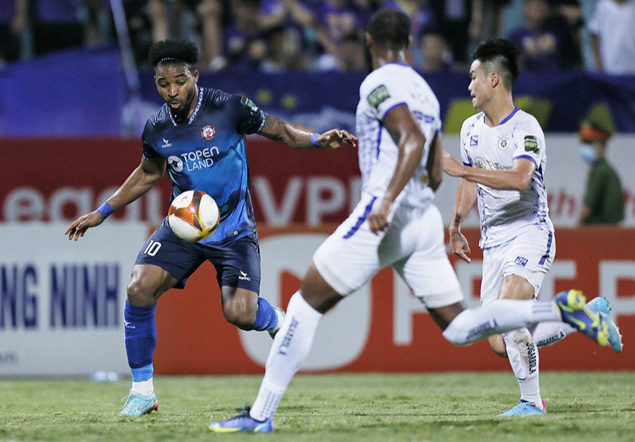 HLV Nguyễn Đức Thắng chê trọng tài V-League không bảo vệ cầu thủ Bình Định